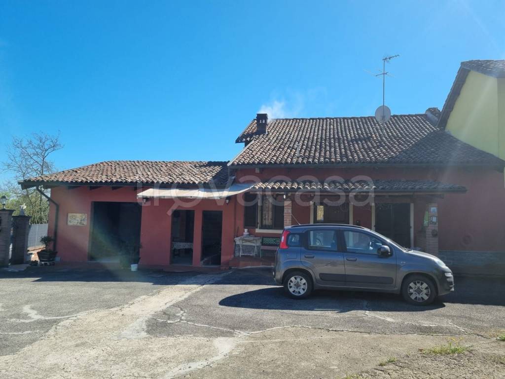 casa indipendente in vendita ad Asti in zona Quarto