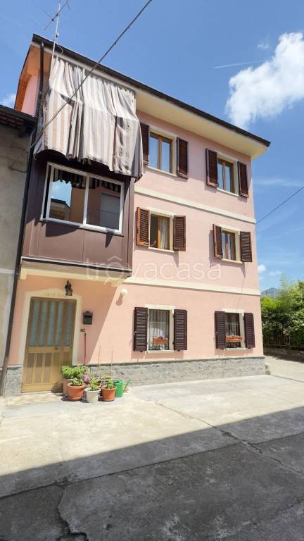 casa indipendente in vendita ad Asti in zona Pilone