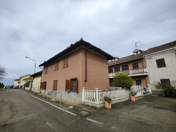 casa indipendente in vendita ad Asti in zona Quarto