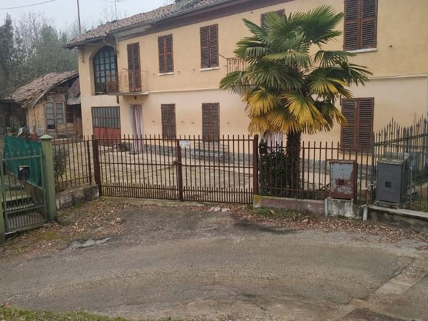 casa indipendente in vendita ad Asti in zona Serravalle