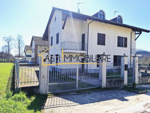 casa indipendente in vendita ad Asti in zona Serravalle