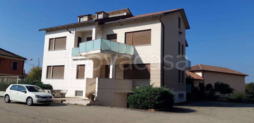 casa indipendente in vendita ad Asti in zona Torrazzo