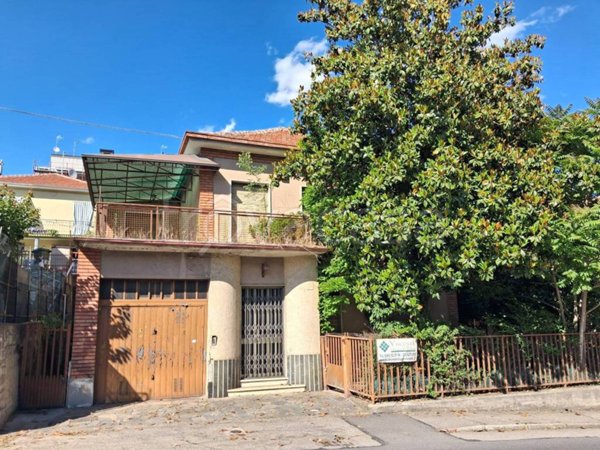 casa indipendente in vendita ad Asti in zona Centro Città