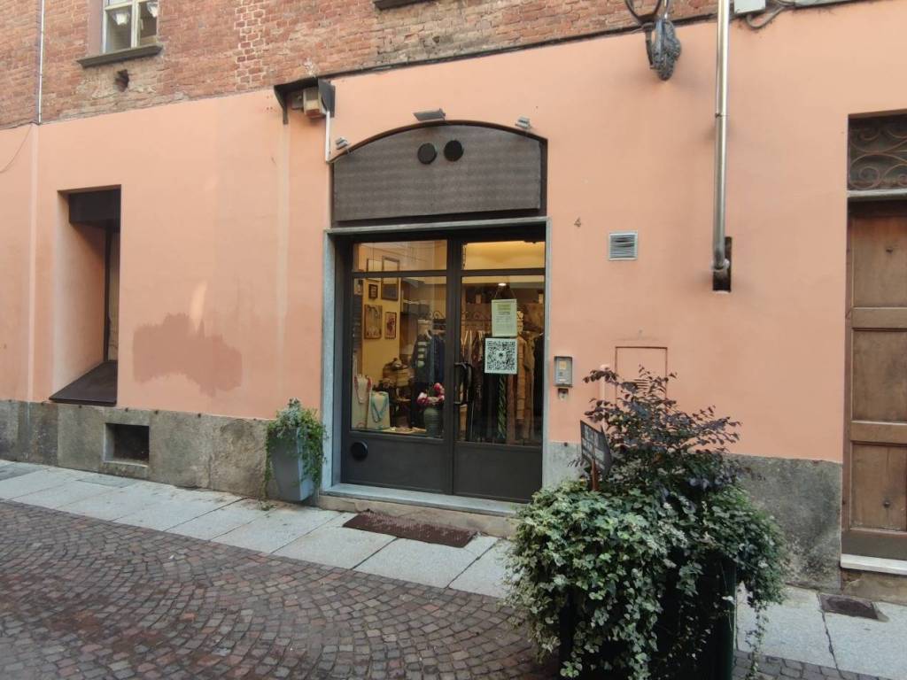 negozio in vendita ad Asti