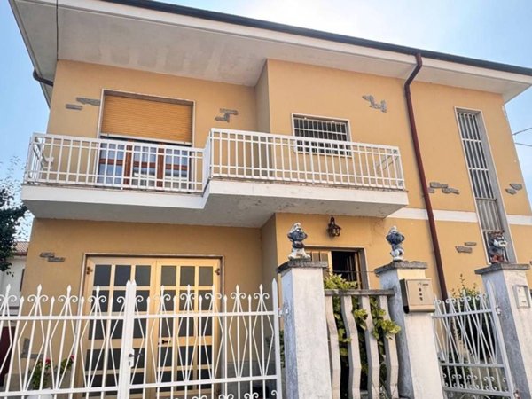 casa indipendente in vendita ad Asti in zona Trincere