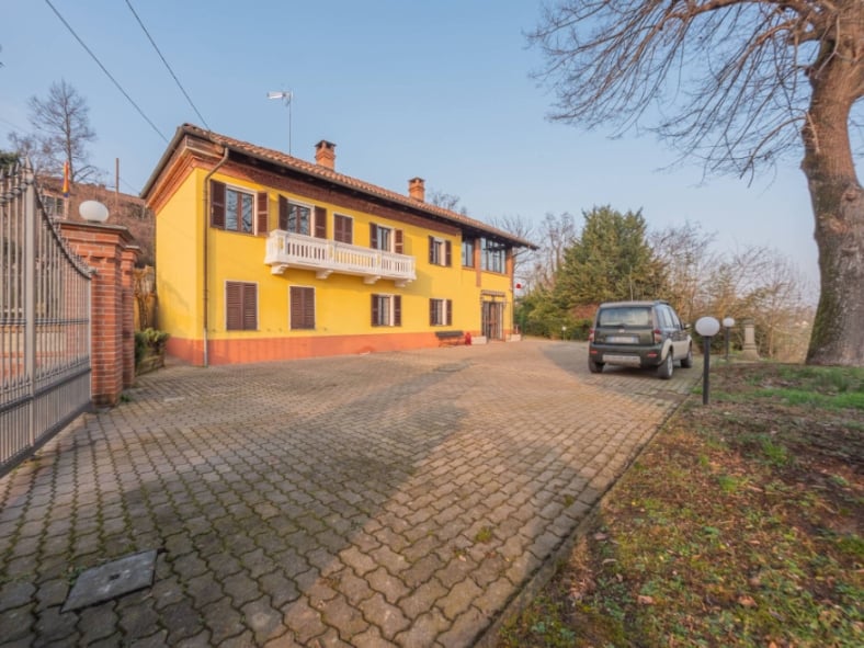 casa indipendente in vendita ad Asti in zona Mombarone