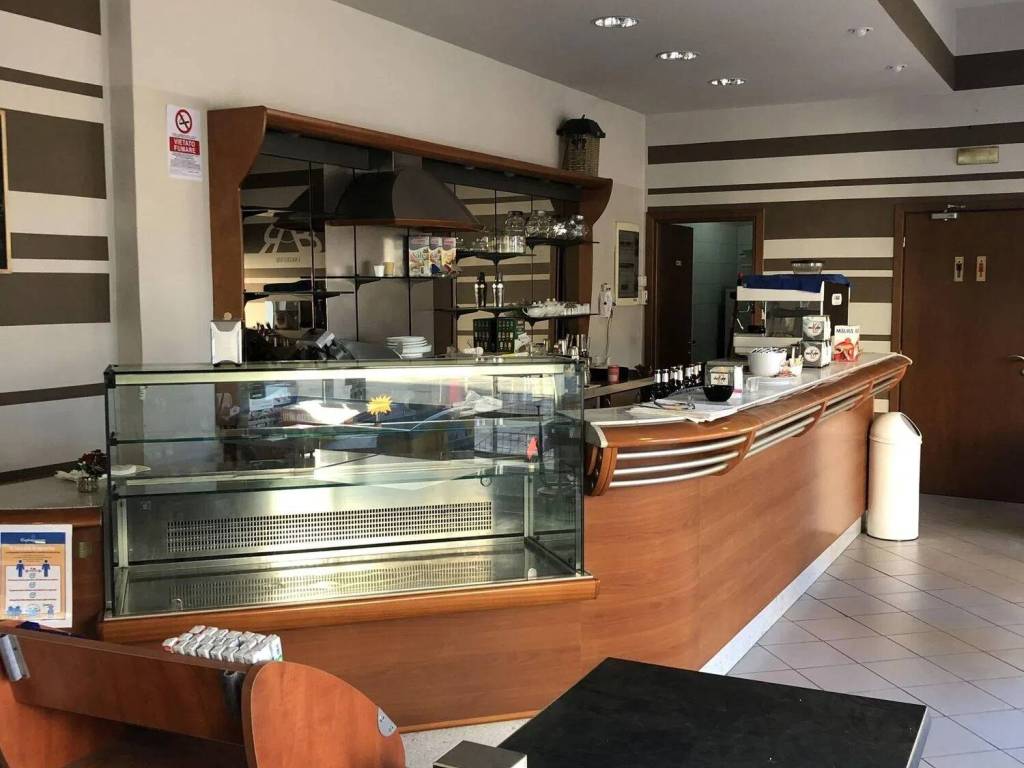 negozio in vendita ad Asti