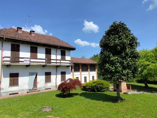 casa indipendente in vendita ad Asti in zona Castiglione