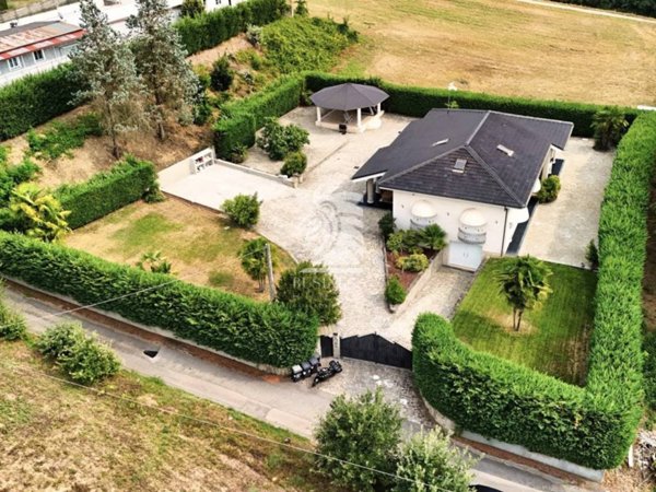 casa indipendente in vendita ad Asti in zona Valmanera