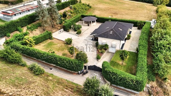 casa indipendente in vendita ad Asti in zona Valmanera