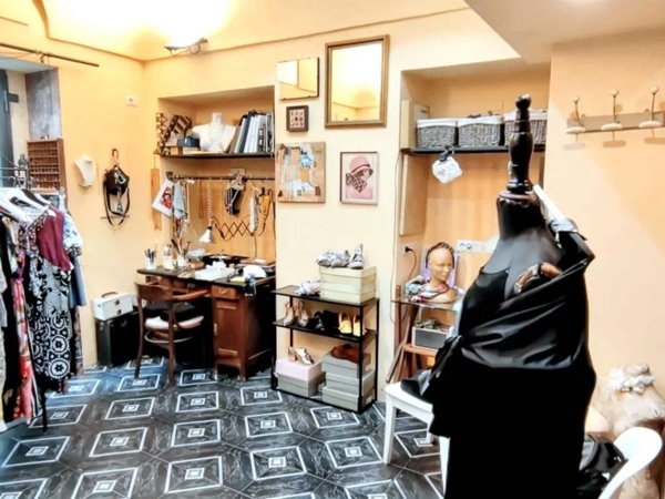 negozio in vendita ad Asti