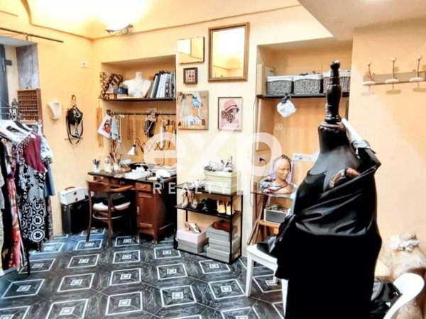 negozio in vendita ad Asti