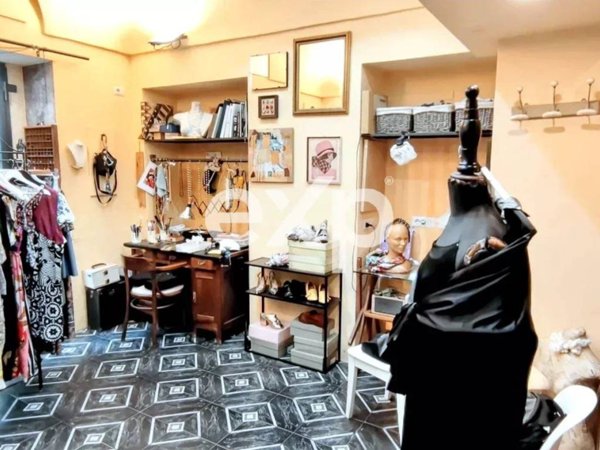 negozio in vendita ad Asti