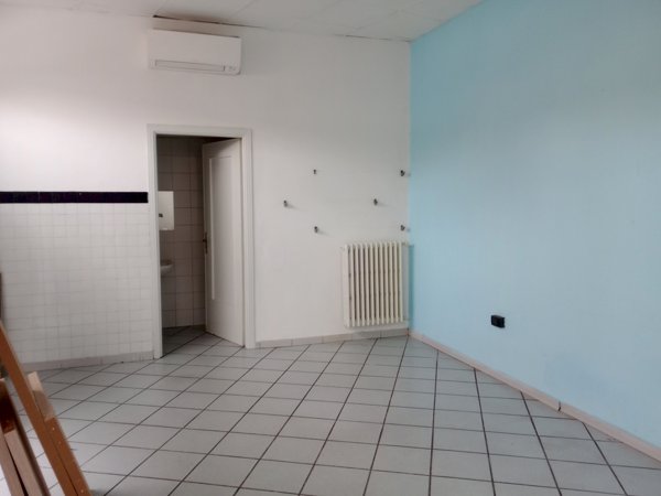 locale commerciale in vendita ad Asti