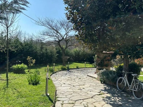 casa indipendente in vendita ad Asti in zona Castiglione