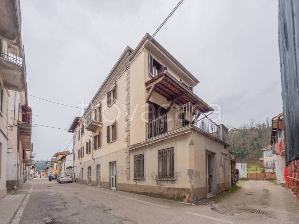 casa indipendente in vendita ad Asti in zona Castiglione
