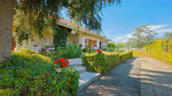 casa indipendente in vendita ad Asti in zona Bramairate