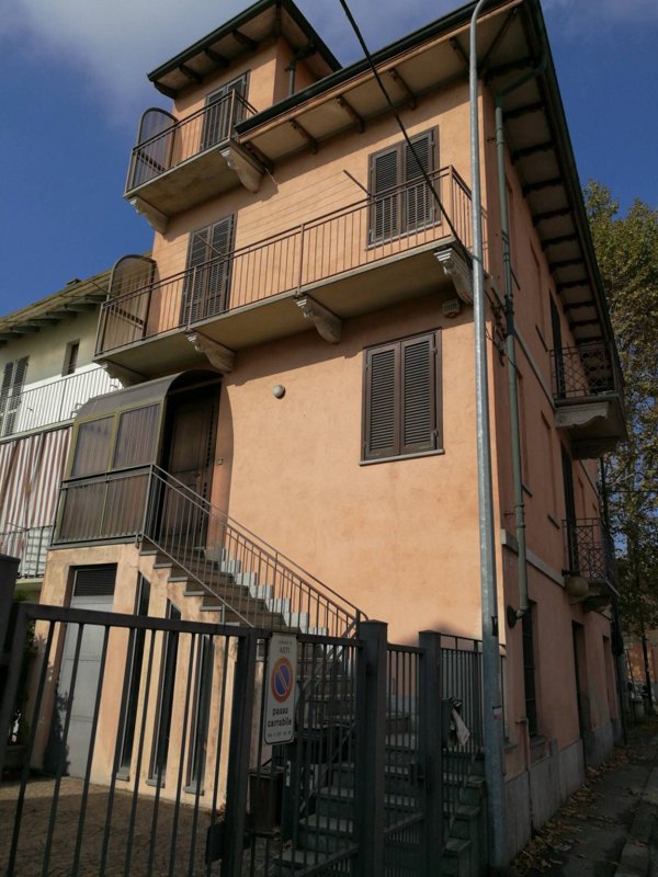 casa indipendente in vendita ad Asti in zona Pilone