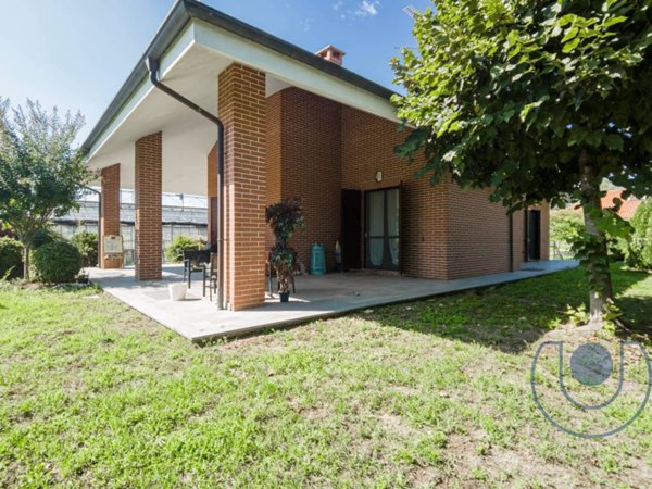 casa indipendente in vendita ad Asti in zona Pilone