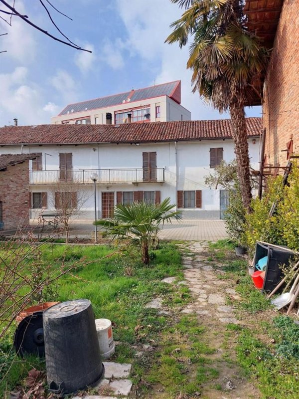 casa indipendente in vendita ad Asti in zona Rioscone