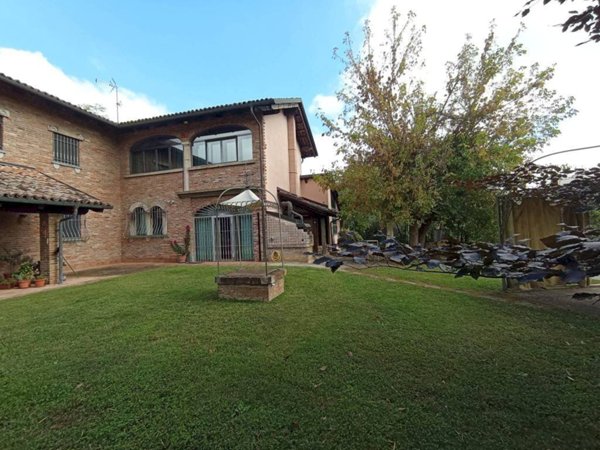 casa indipendente in vendita ad Asti in zona Casabianca