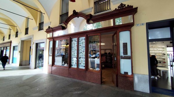 negozio in vendita ad Asti