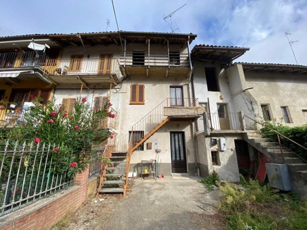 casa indipendente in vendita ad Asti in zona Castiglione