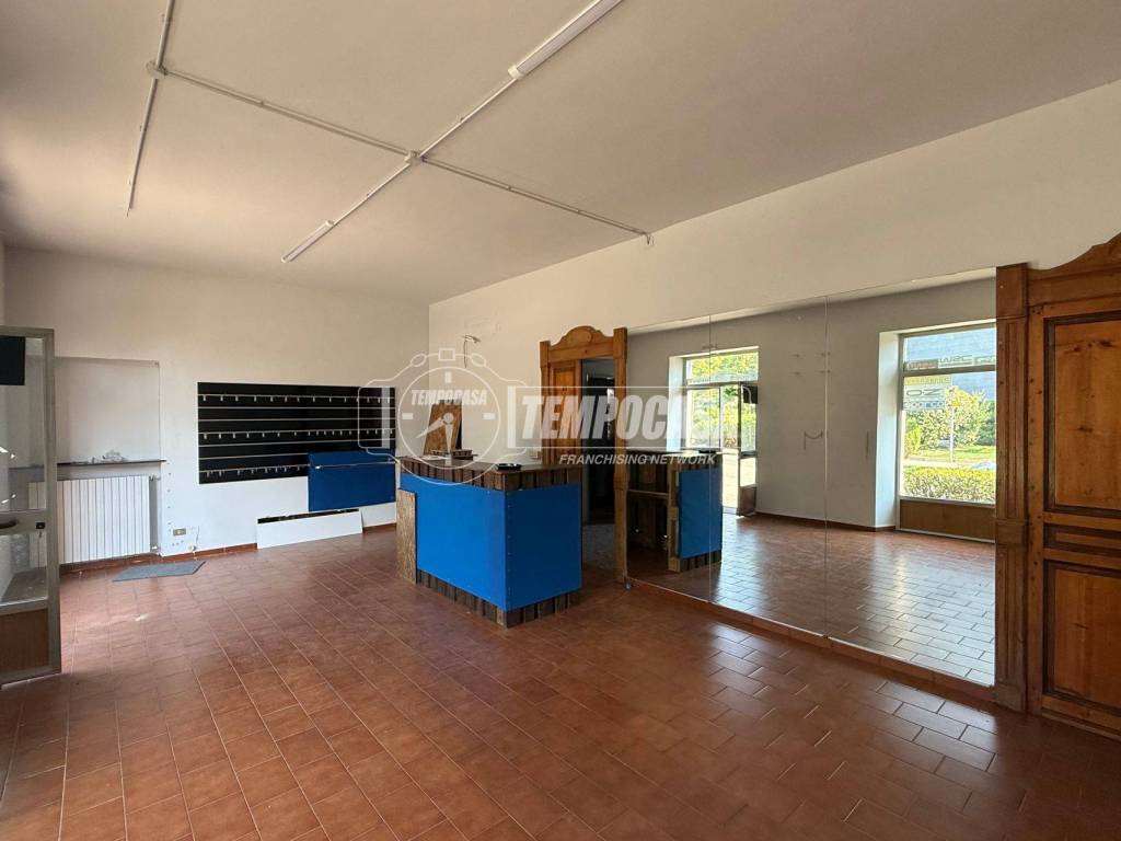 negozio in vendita ad Asti in zona Bramairate