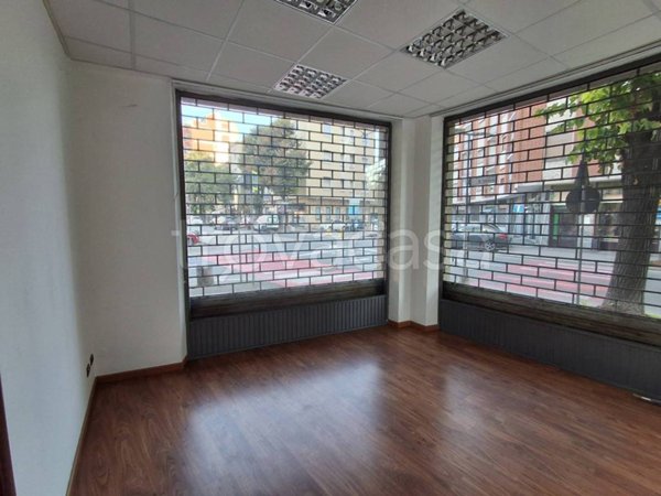 negozio in vendita ad Asti in zona Pilone