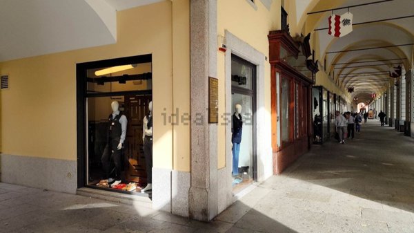 locale commerciale in vendita ad Asti