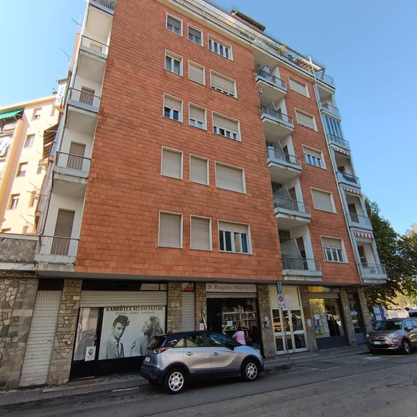 locale commerciale in vendita ad Asti