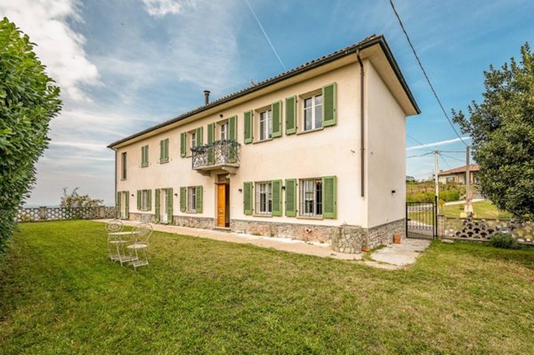 casa indipendente in vendita ad Asti in zona Castiglione