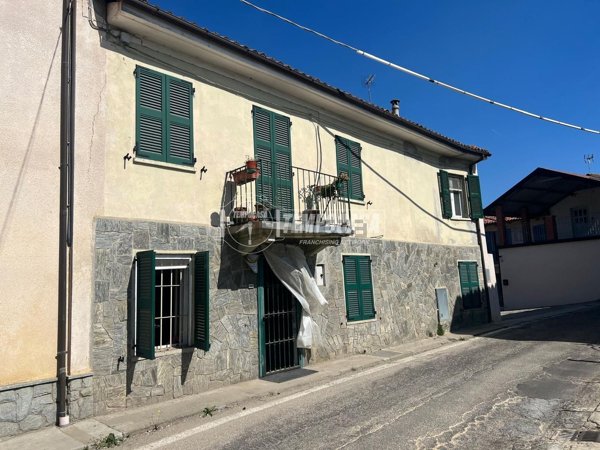 casa indipendente in vendita ad Asti in zona Mombarone