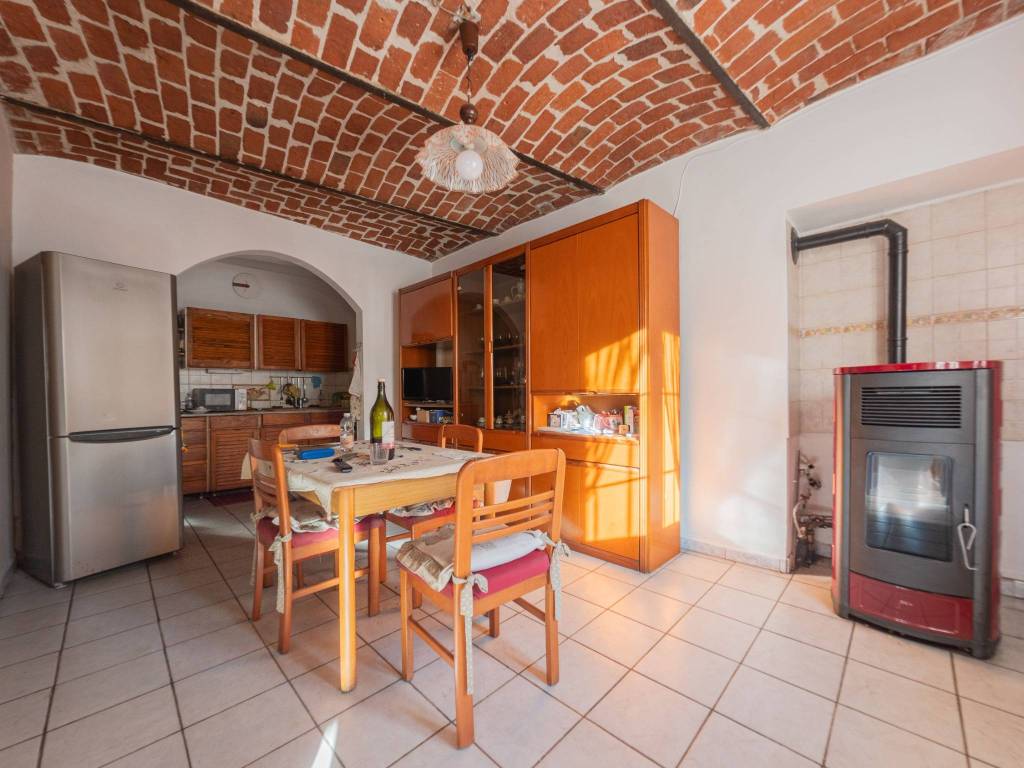 casa indipendente in vendita ad Asti in zona Sessant