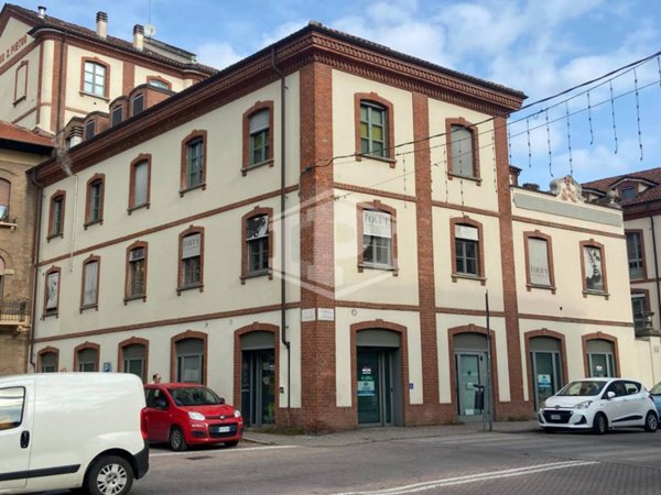 negozio in vendita ad Asti in zona Valenzani