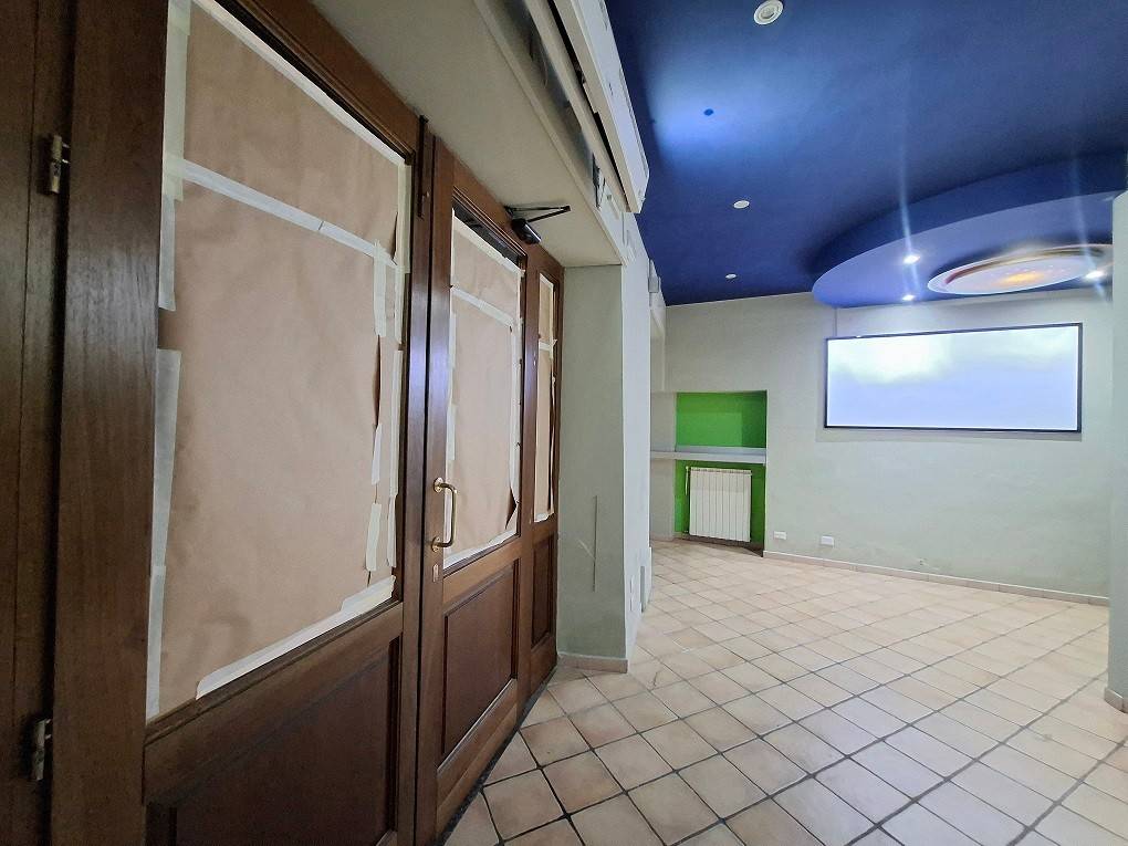 negozio in vendita ad Asti