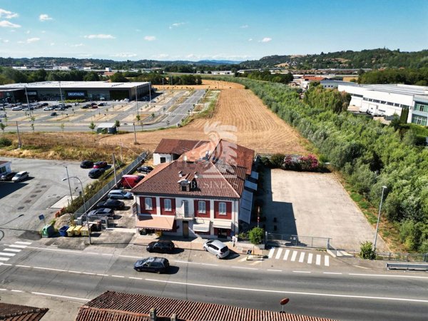 locale commerciale in vendita ad Asti