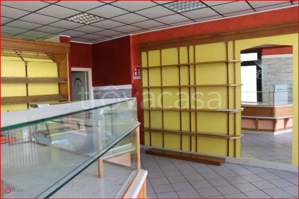 negozio in vendita ad Asti in zona Madonna di Caniglie