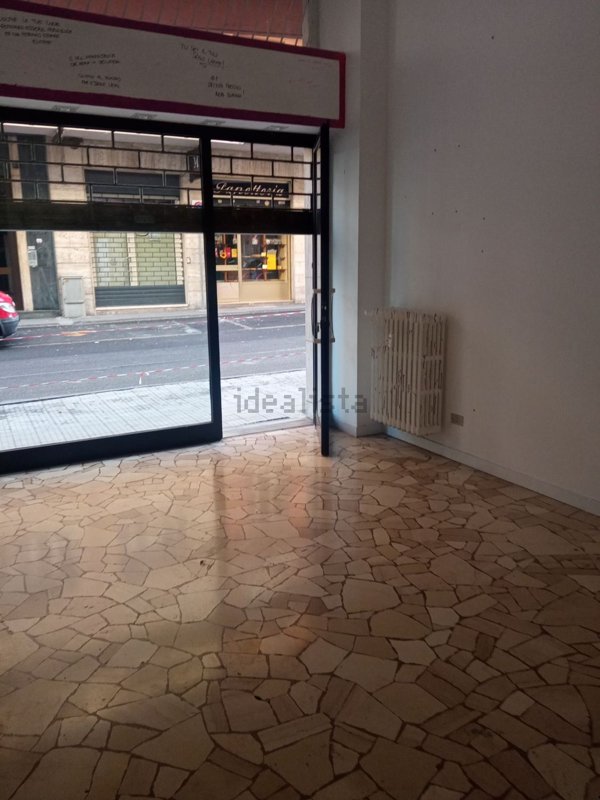 negozio in vendita ad Asti