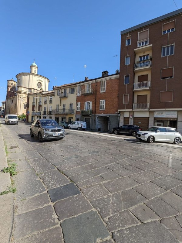 locale commerciale in vendita ad Asti in zona Corso Vittorio Alfieri
