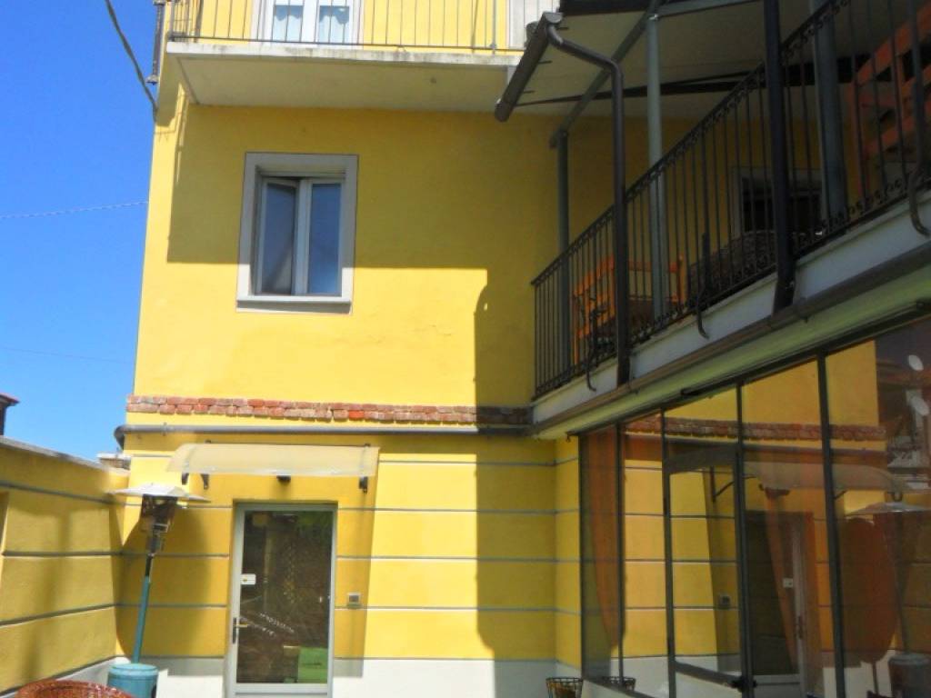 casa indipendente in vendita ad Asti in zona Mombarone
