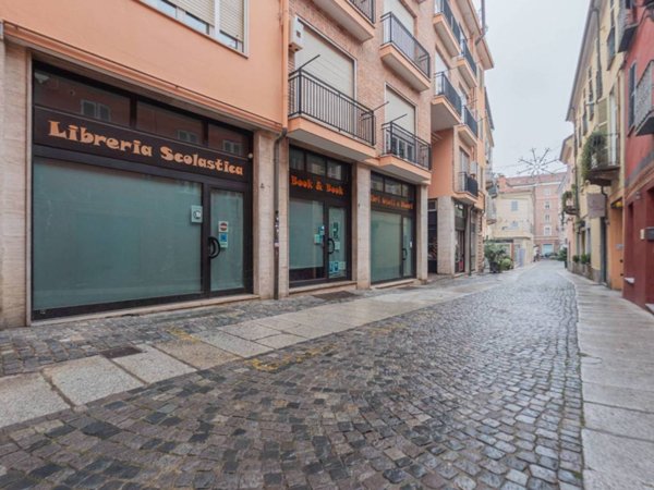 negozio in vendita ad Asti