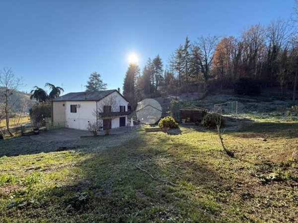 casa indipendente in vendita ad Asti in zona Castiglione