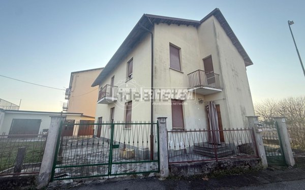 casa indipendente in vendita ad Asti in zona Bramairate