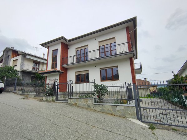 casa indipendente in vendita ad Asti in zona Valgera