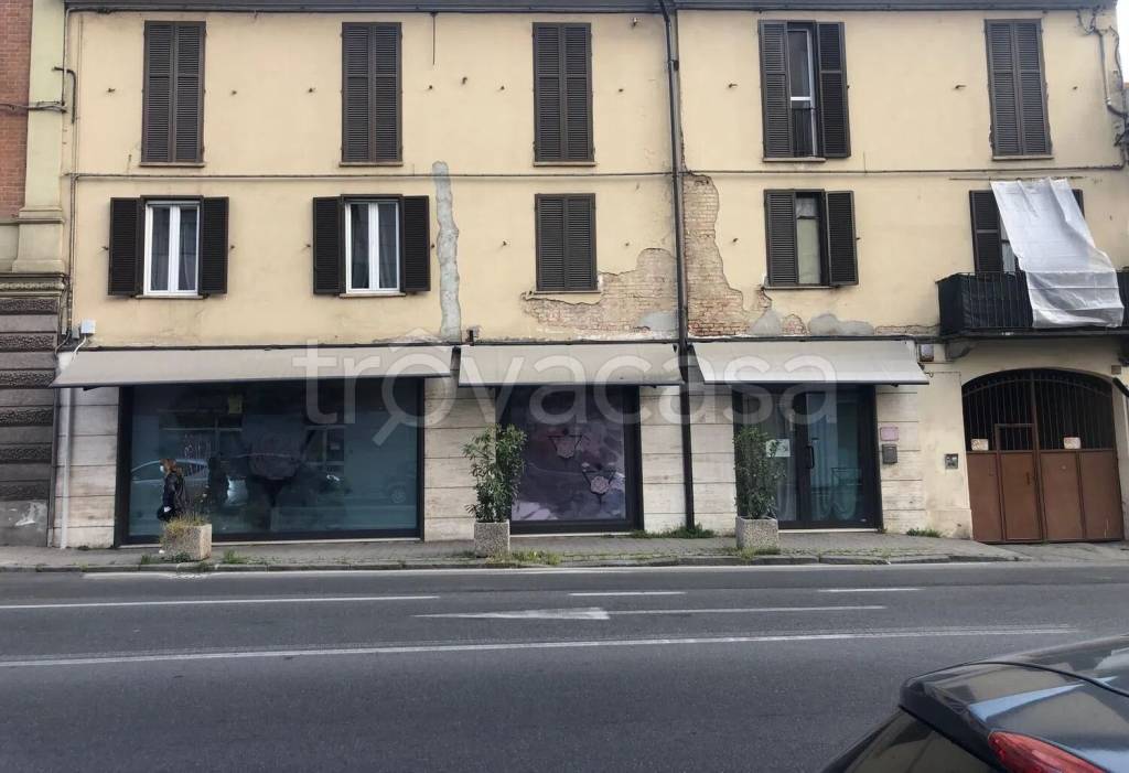 negozio in vendita ad Asti in zona Pilone