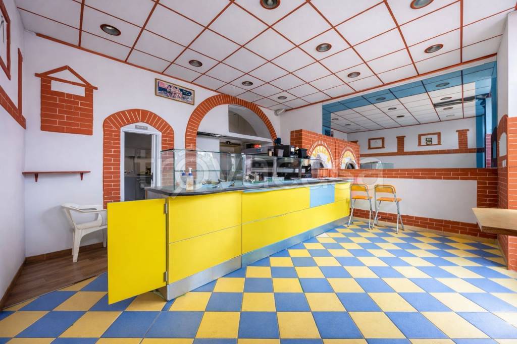 negozio in vendita ad Asti in zona Pilone