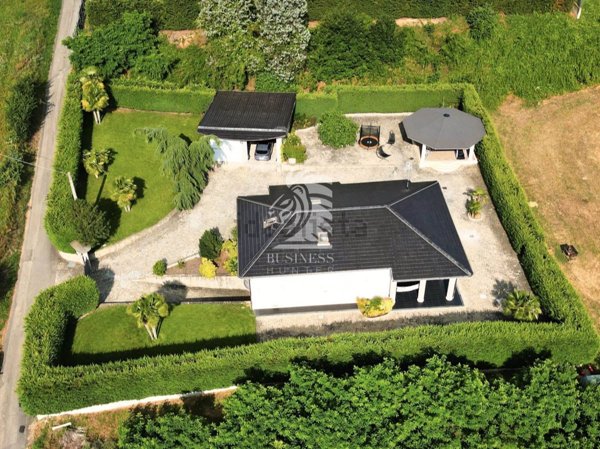 casa indipendente in vendita ad Asti in zona Valmanera