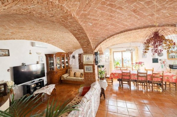 casa indipendente in vendita ad Asti in zona Castiglione