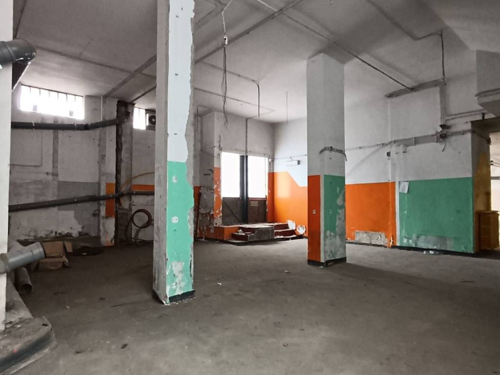negozio in vendita ad Asti in zona Palucco